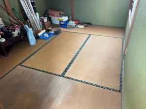 Property No. 81 - Convenient Shopping! A Small Shed Property with DIY Potential