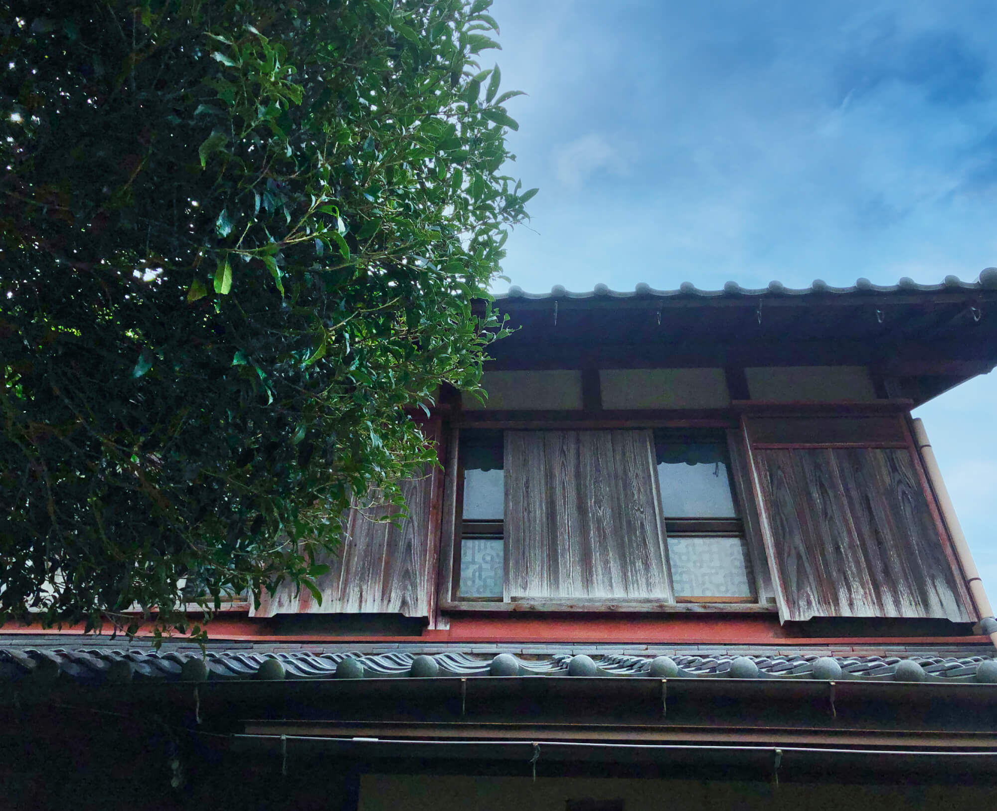 Wood house with storehouses in Shiga