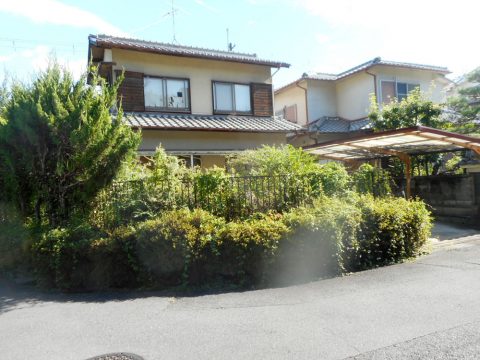 A property blessed with historical and natural surroundings with high convenience, and where small-scale home gardening is possible.