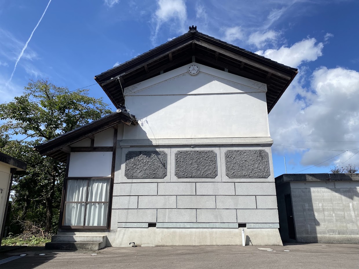 1980s wood house on a large plot in Toyama