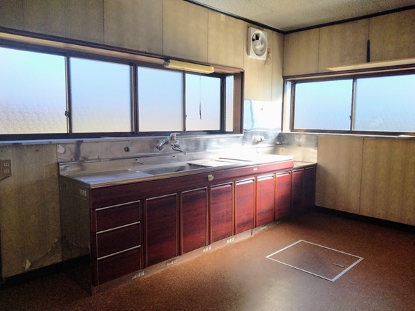 1980s wood house on a large plot in Yamanashi