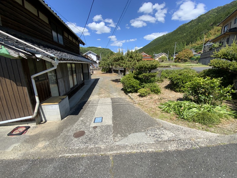 1950s wood house with storehouses in Yamaguchi