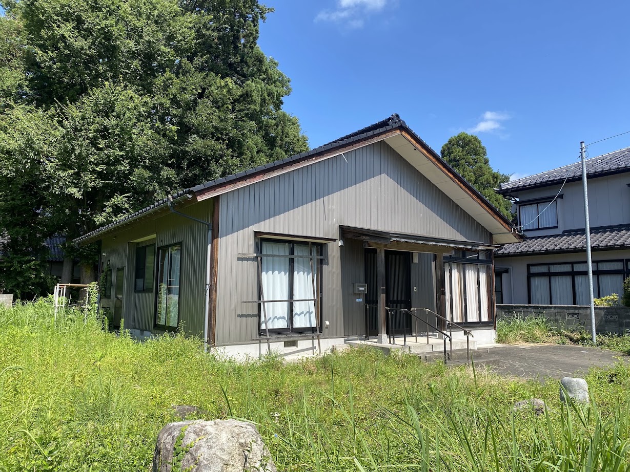 2000s wood house on a large plot in Toyama