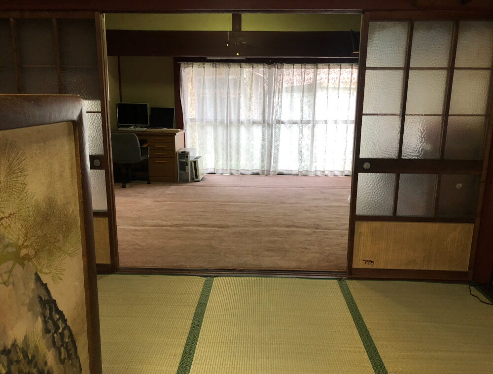 Wood house with storehouses in Shiga