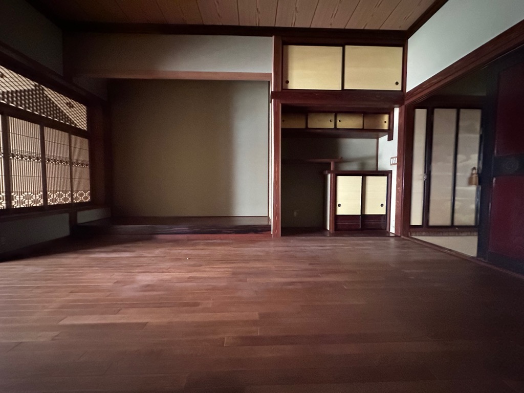 1970s concrete house, 2-min walk to station, Toyama