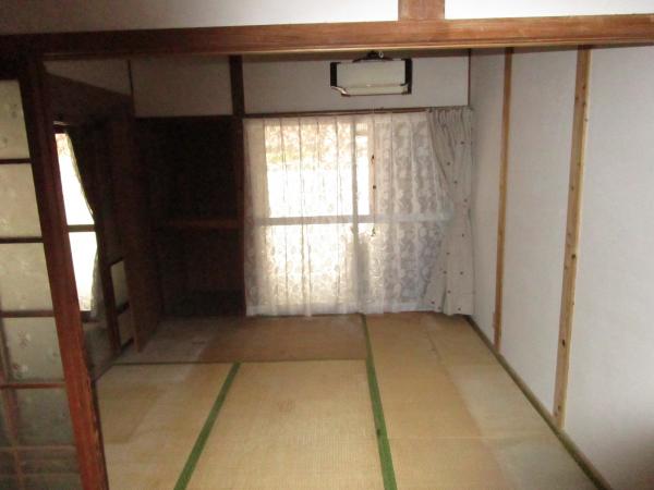 1970s wood house with storehouses in Oita