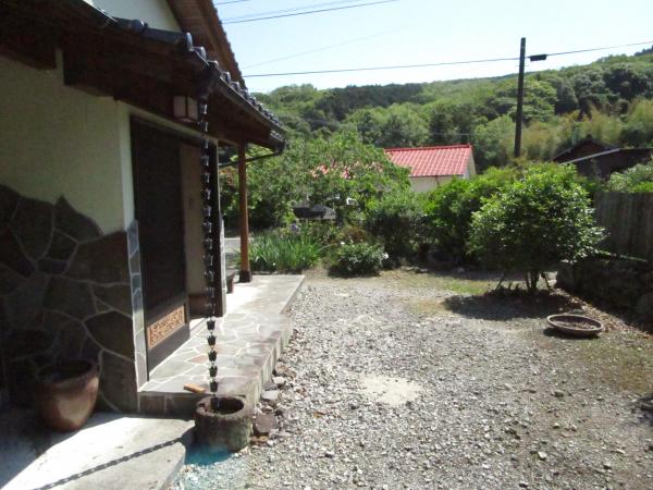 2000s wood house with storehouses in Oita