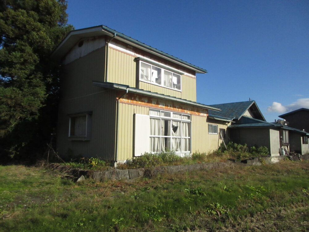 1940s wood house on a large plot in Iwate