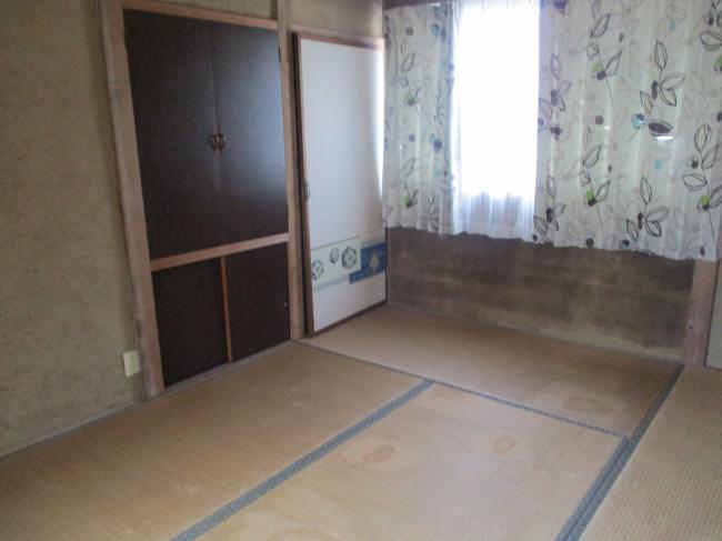 1960s wood house on a large plot in Okayama
