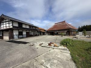 1960s wood house on a large plot in Niigata
