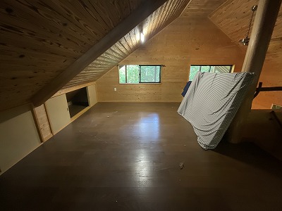 Pellet stove-equipped log house style property!