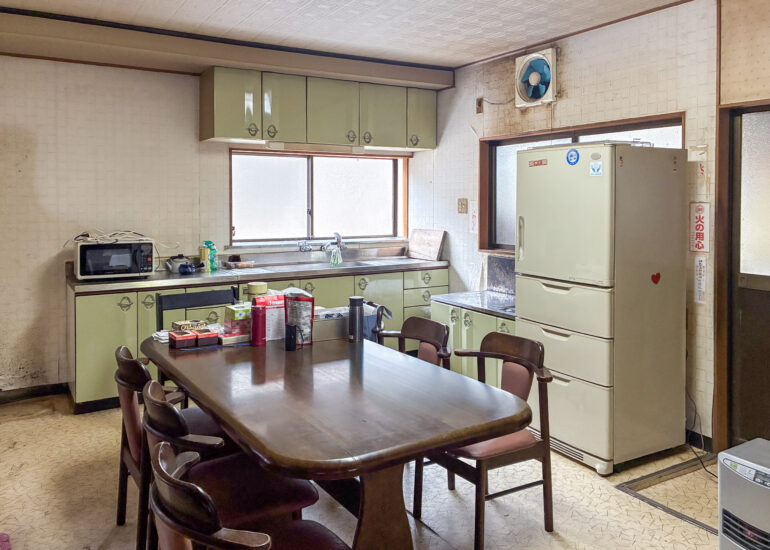 1960s wood house on a large plot in Matsusaka Kahada