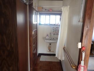 1950s wood house, 16-min walk to station, Oita