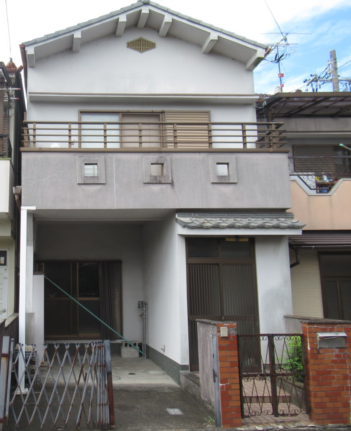 Close to convenience store! Compact 2-story building