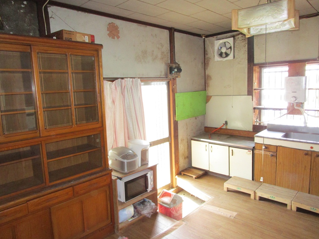 1960s wood house with outbuildings in Iwate