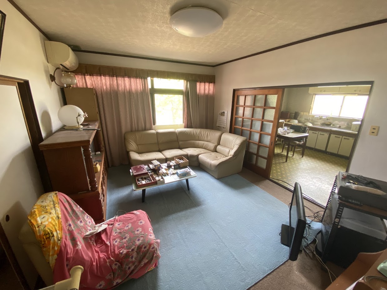 1970s wood house on a large plot in Toyama