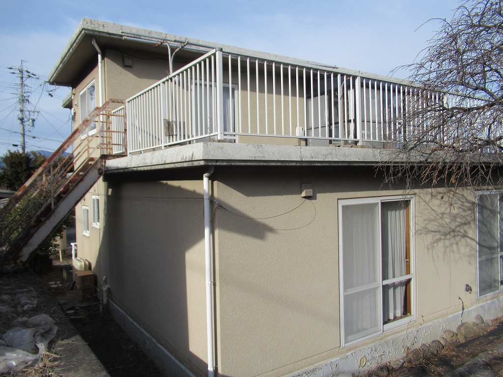 1990s concrete house on a large plot in Nagano
