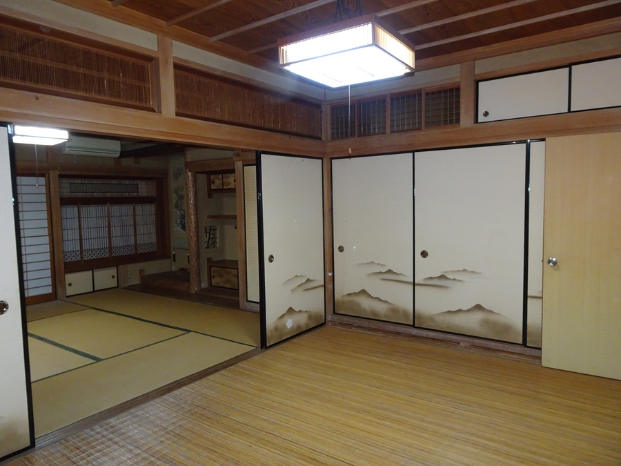 1980s wood house, 18-min walk to station, Shimane