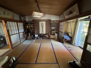 1960s wood house with storehouses in Niigata