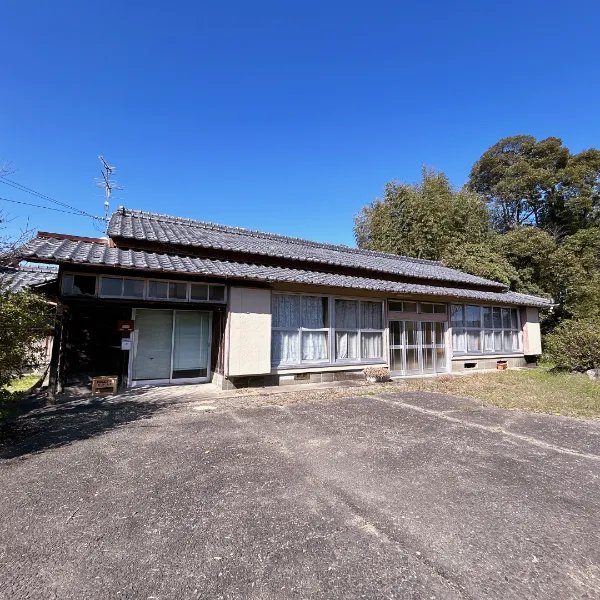 1950s wood house on a large plot in Miyazaki
