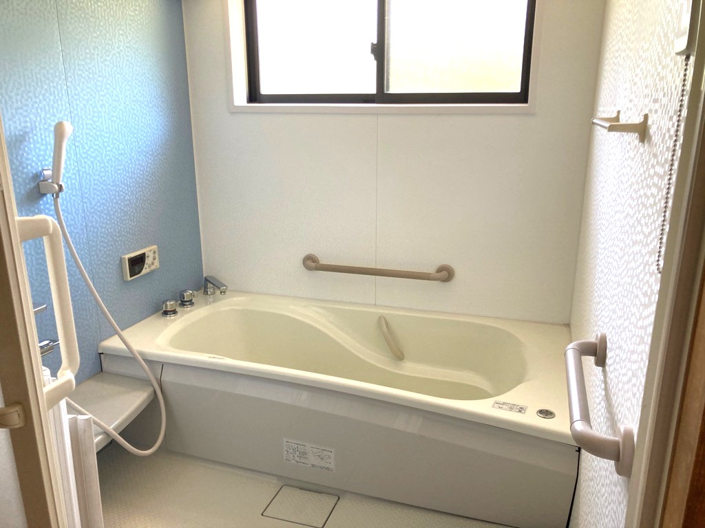 2-story residential building with many rooms on a south-facing open plot adjacent to a national highway. Suitable for dual-family housing or private lodging use.