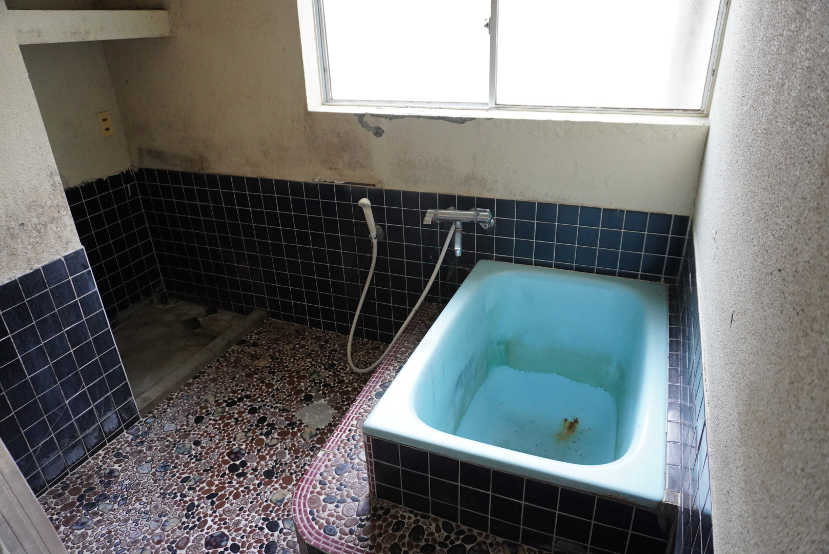 Perfect for fishing enthusiasts. Compact property within walking distance of the sea.