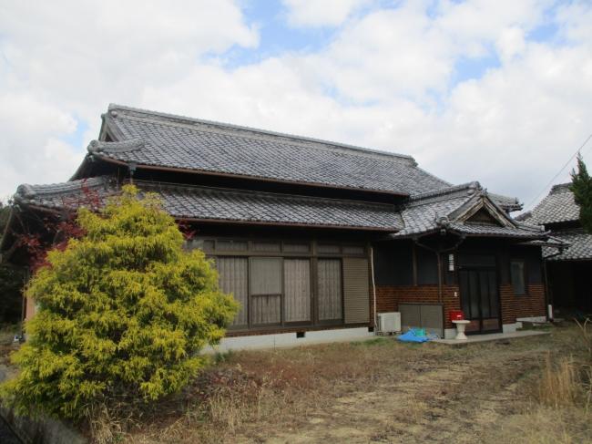 1980s wood house with outbuildings in Kagawa