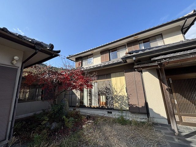1980s wood house with outbuildings in Gifu