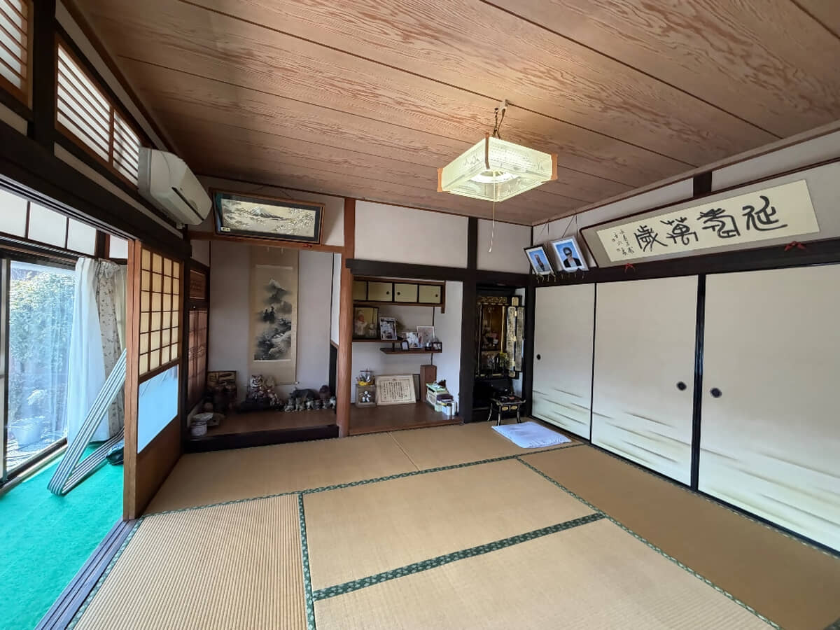 1950s wood house on a large plot in Hiroshima