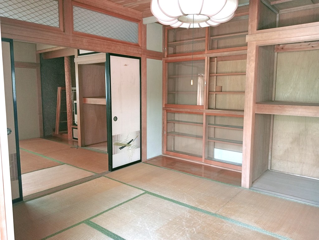 2-story residential building with many rooms on a south-facing open plot adjacent to a national highway. Suitable for dual-family housing or private lodging use.