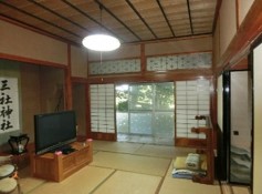 1970s wood house with storehouses in Niigata