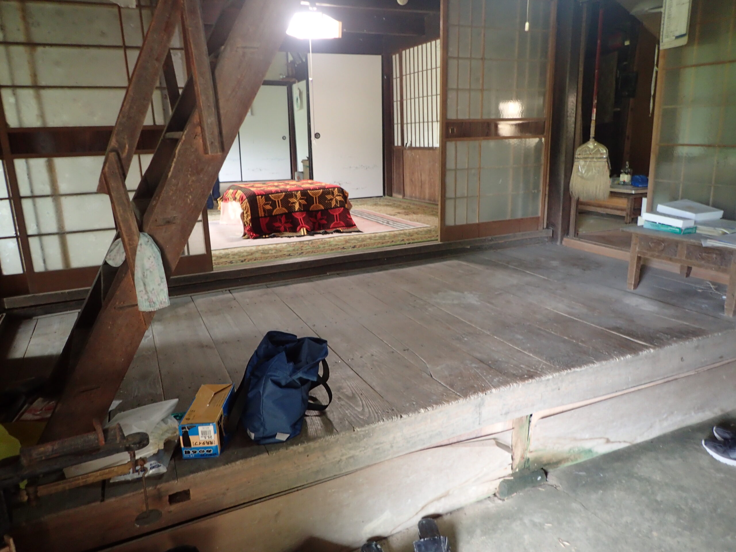 Wood house with storehouses in Okayama