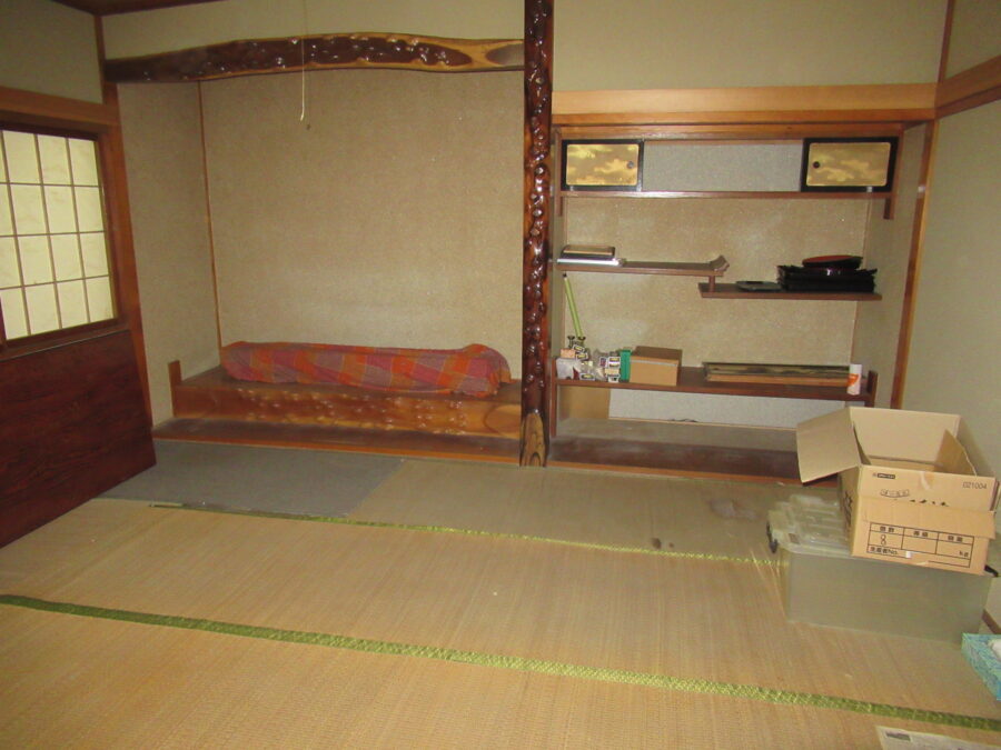 1970s wood house, 8-min walk to station, Aomori