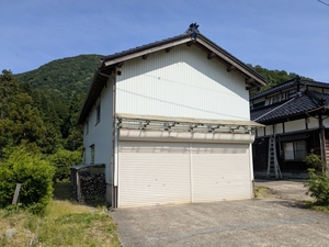 1980s wood house on a large plot in Yamagata