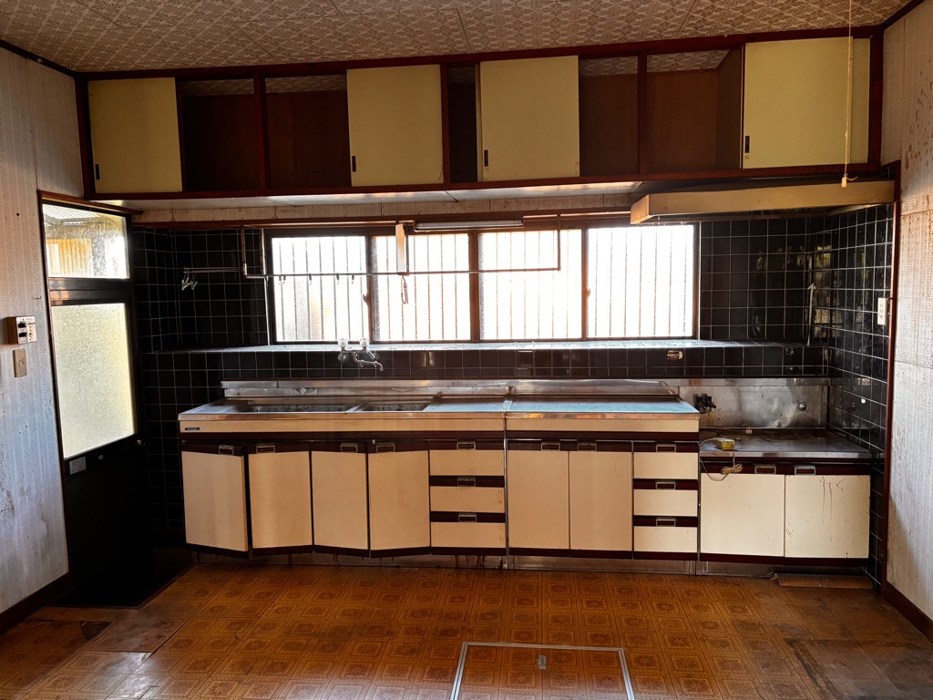 1980s wood house near the coast in Nishimochida, Aira