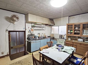 Wood house with storehouses in Shimane
