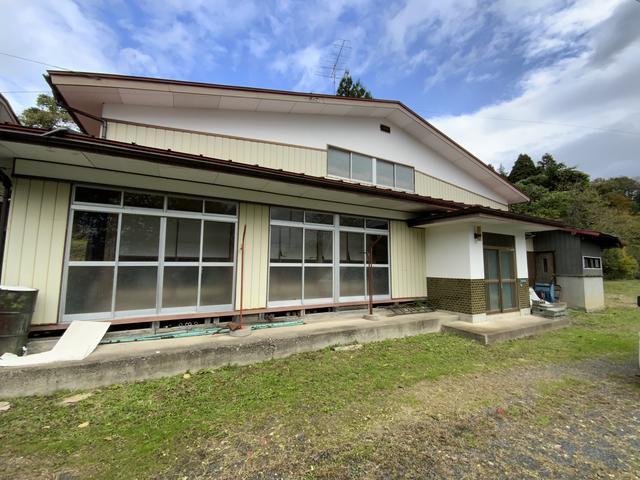 1980s wood house with storehouses in Iwate
