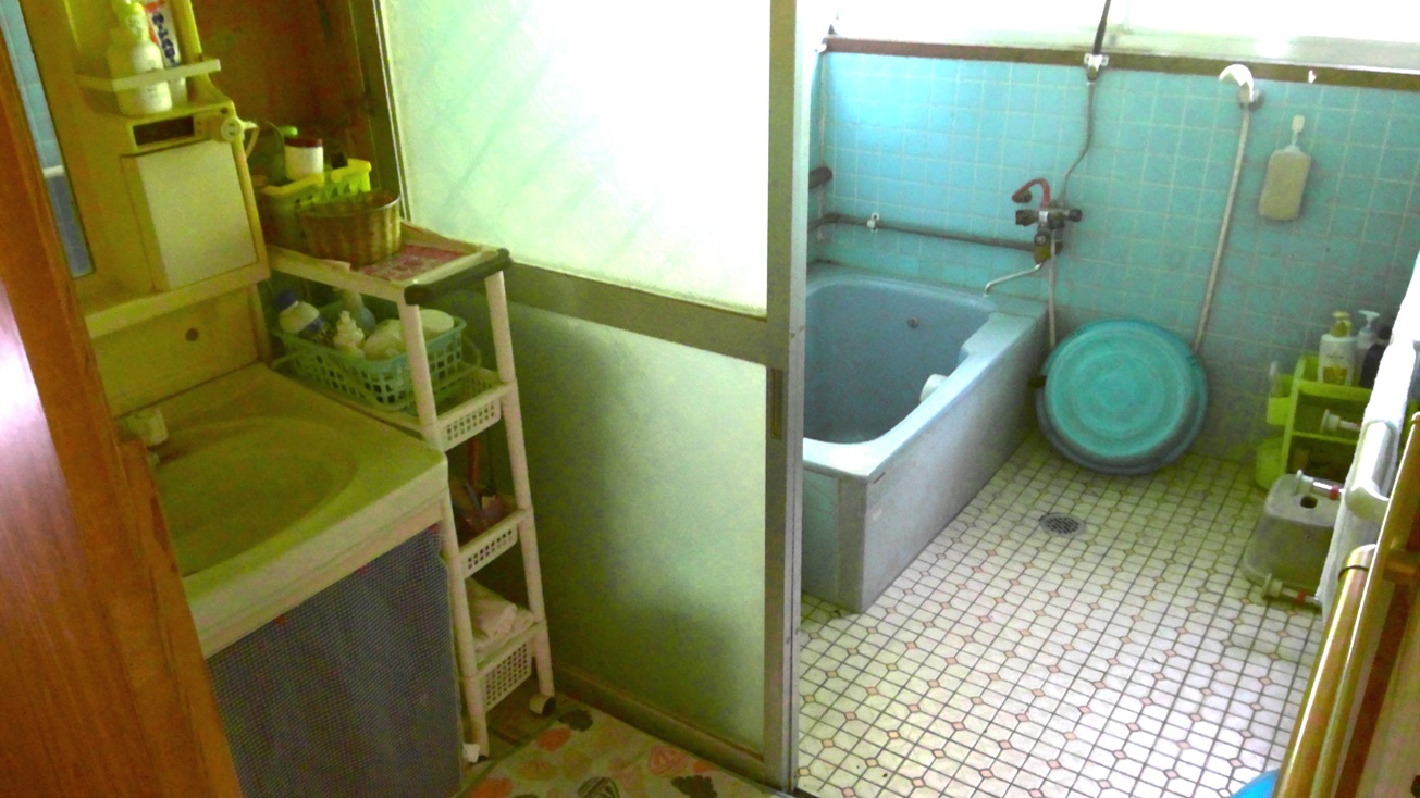 1970s wood house on a large plot in Koyama, Kimotsuki