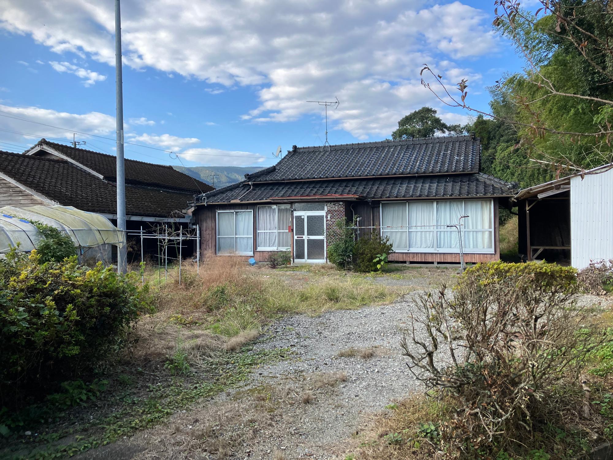1940s wood house on a large plot in Miyazaki