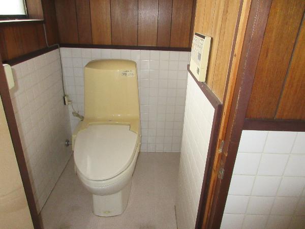 Many rooms and spacious garden. Day-use hot spring facility nearby; enjoy hot springs anytime with ease.
