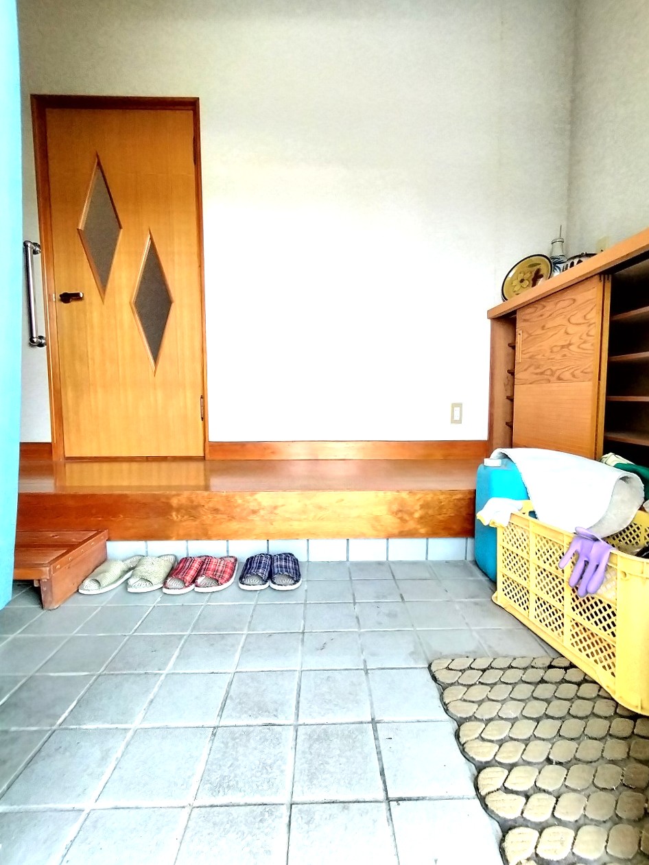 1990s house with storehouses in Ehime