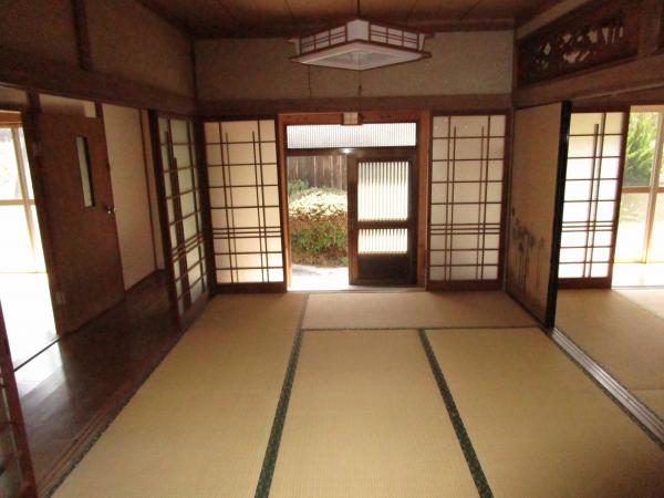 1970s wood house with storehouses in Oita
