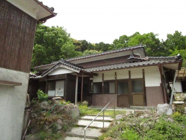 1960s wood house on a large plot in Oita