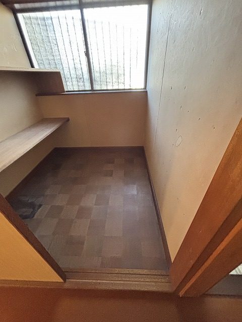 1980s wood house with outbuildings in Gifu