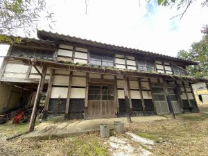 1970s wood house with outbuildings in Niigata