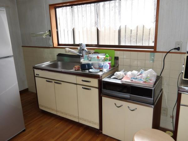 1970s wood house, 6-min walk to station, Ehime