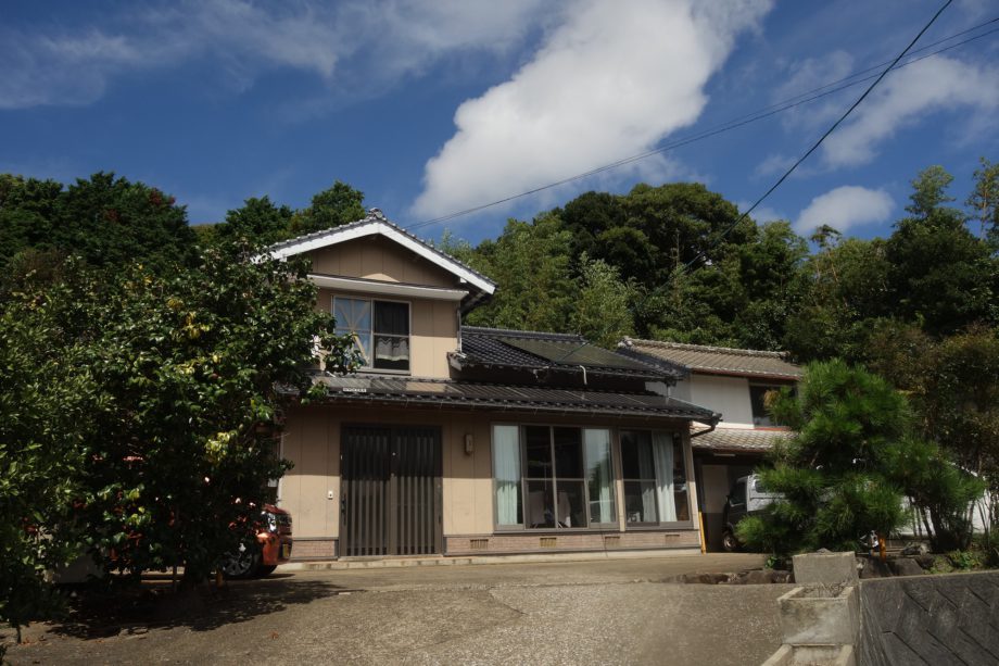 1970s wood house on a large plot in Nagasaki