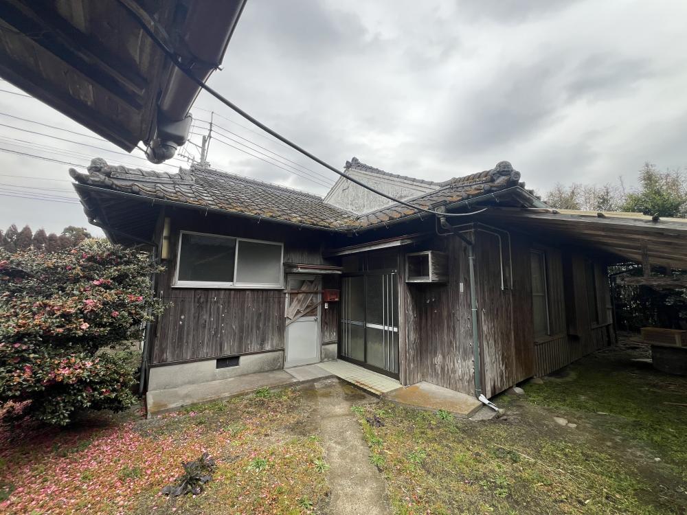 1960s wood house on a large plot in Kanoya, Kagoshima