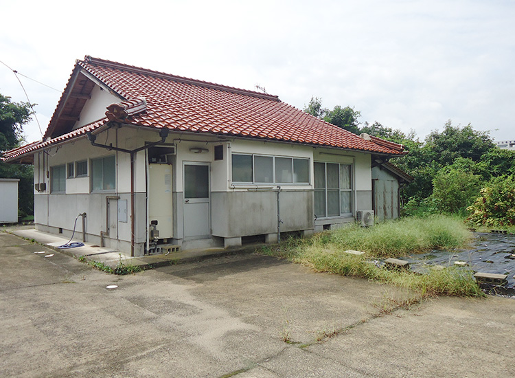 1980s wood house on a large plot in Shimane