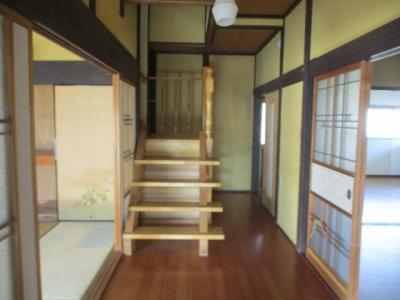 Excellent condition traditional-style home near supermarket, daycare, and schools!